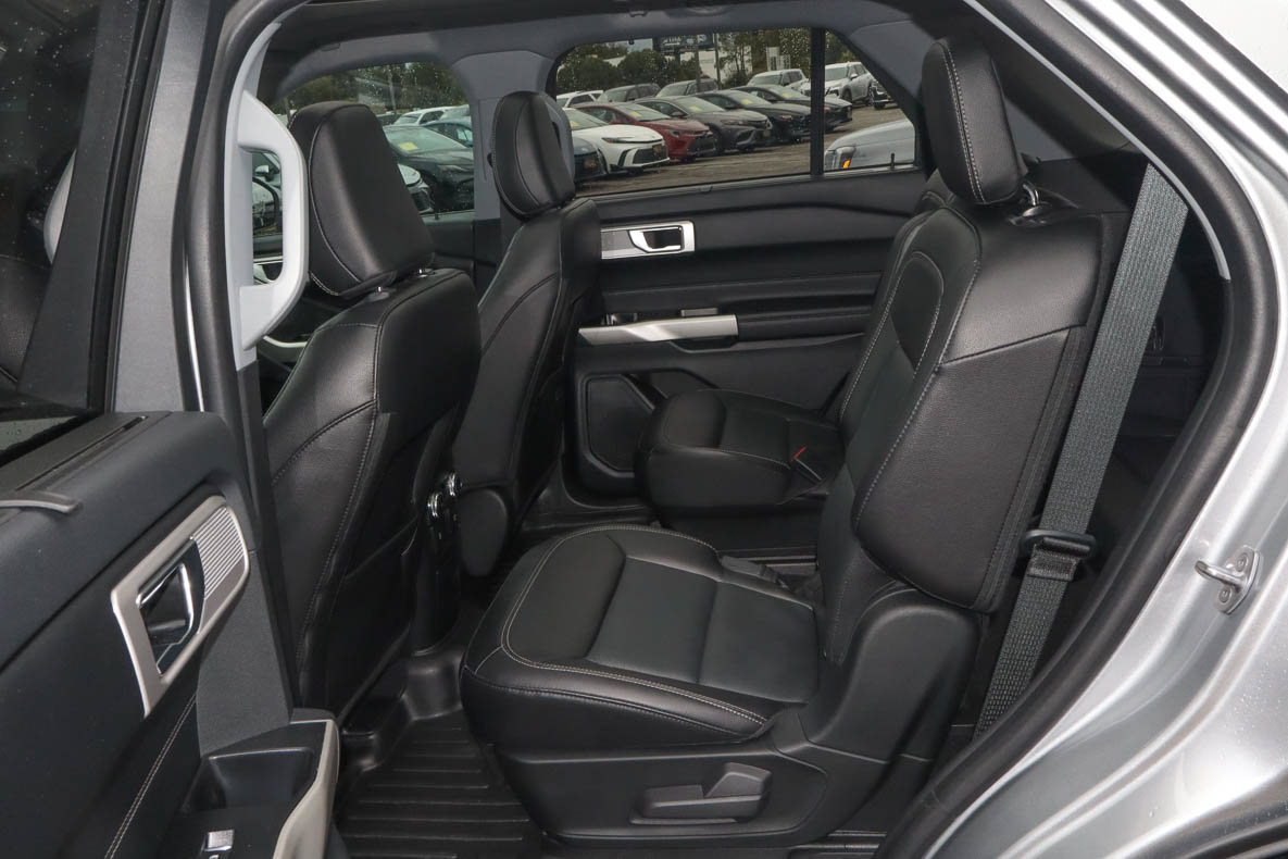 Used 2022 Ford Explorer Limited w/ Equipment Group 301A RWD image 9