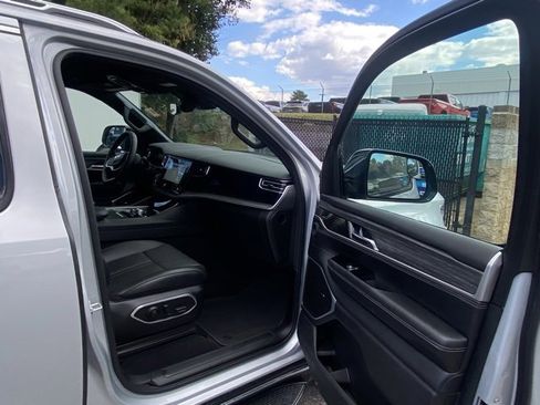 Used 2023 Jeep Wagoneer Series III w/ Preferred Equipment Group image 28