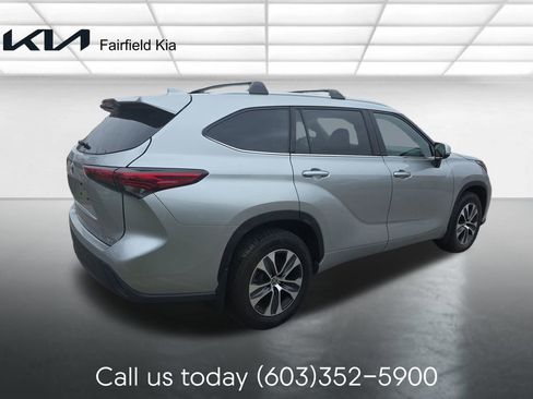 Used 2022 Toyota Highlander XLE AWD/4WD image 5