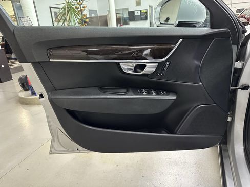 Used 2018 Volvo S90 T5 Momentum w/ Convenience Package image 10