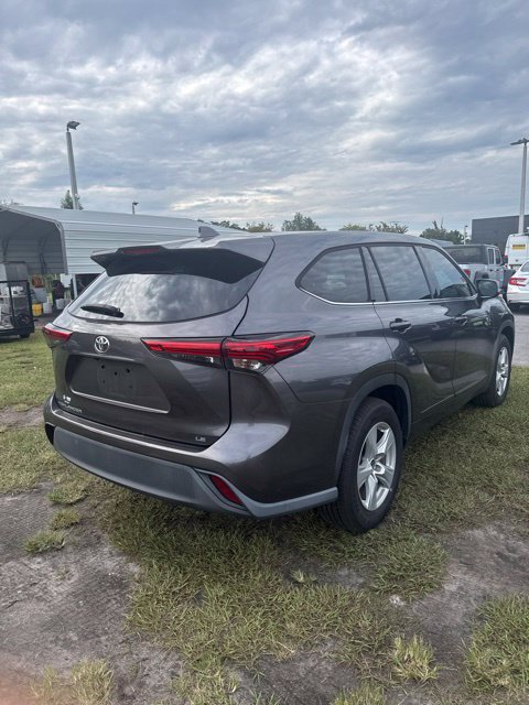 Used 2021 Toyota Highlander LE FWD image 3