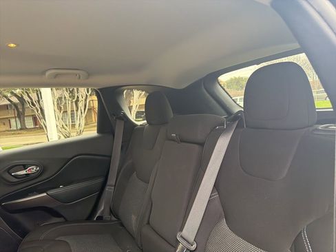 Used 2019 Jeep Cherokee Latitude w/ Popular Appearance Group image 10