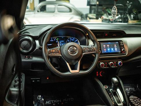 Used 2019 Nissan Kicks S image 12