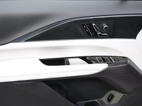 New 2026 Cadillac Lyriq Luxury AWD/4WD image 22