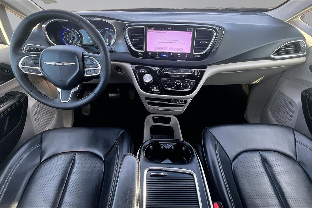 Used 2023 Chrysler Pacifica Touring-L FWD image 16