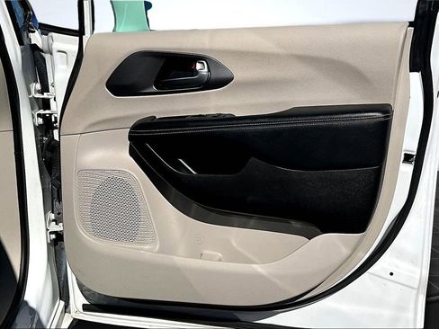 Used 2022 Chrysler Pacifica Touring-L image 24