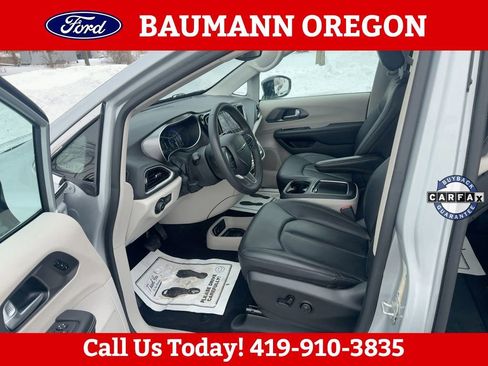 Used 2024 Chrysler Pacifica Touring-L FWD image 19