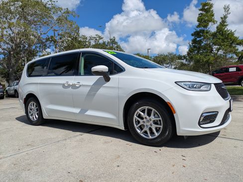 Used 2023 Chrysler Pacifica Touring-L FWD image 2
