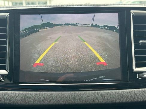 Used 2024 Chrysler Pacifica Touring-L FWD image 32