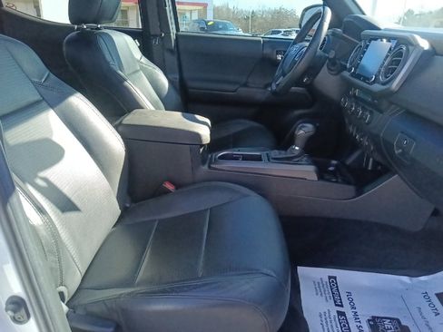 Used 2022 Toyota Tacoma TRD Off-Road image 31
