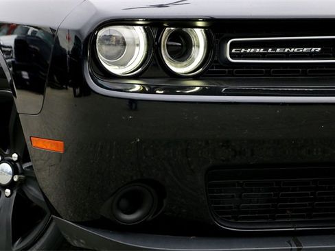 Used 2016 Dodge Challenger SXT image 3