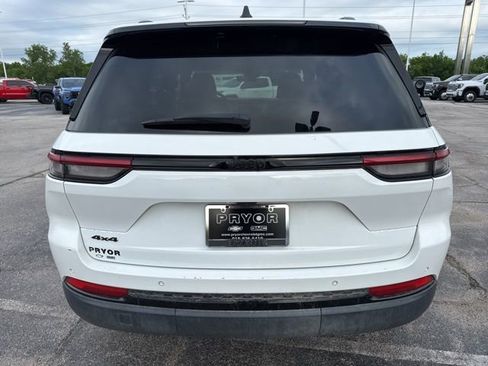 Used 2025 Jeep Grand Cherokee Altitude AWD/4WD image 3