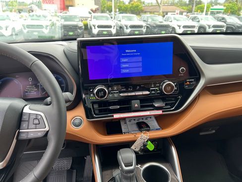 New 2026 Toyota Highlander Platinum AWD/4WD image 14