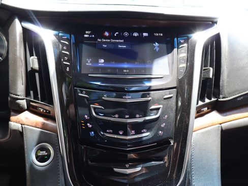Used 2017 Cadillac Escalade Premium Luxury RWD image 32