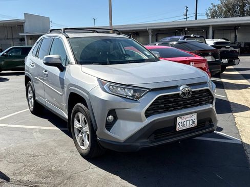 Used 2021 Toyota RAV4 XLE w/ Convenience Package FWD image 1