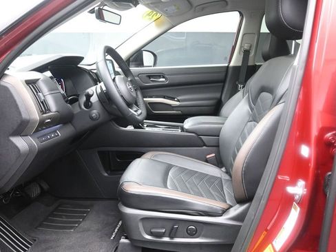 Used 2024 Nissan Pathfinder Platinum FWD image 18