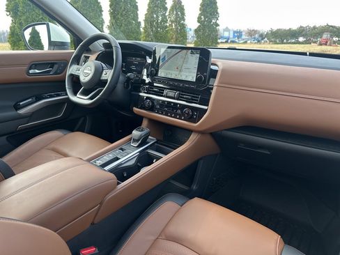 Used 2024 Nissan Pathfinder Platinum image 39