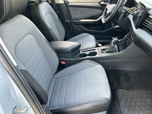 Used 2025 Volkswagen Jetta SE FWD image 9