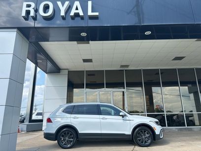 Used 2024 Volkswagen Tiguan SE w/ Panoramic Sunroof Package