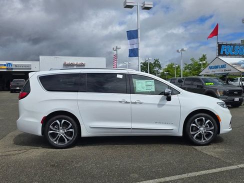 New 2026 Chrysler Pacifica Pinnacle image 7