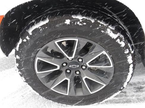 Used 2024 Chevrolet Suburban Z71 image 7