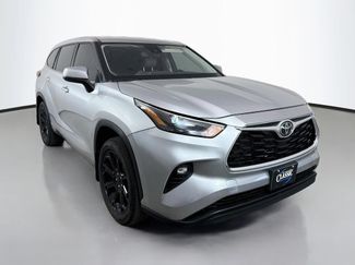 Used 2023 Toyota Highlander LE FWD video 1