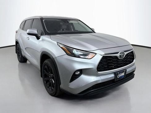Used 2023 Toyota Highlander LE FWD image 1
