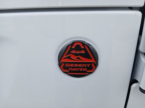 Used 2025 Jeep Gladiator Mojave w/ Convenience Group AWD/4WD image 11