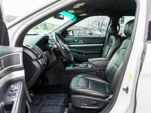 Used 2017 Ford Explorer XLT w/ Equipment Group 202A image 11