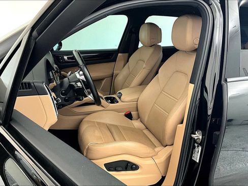 Used 2022 Porsche Cayenne AWD/4WD image 32