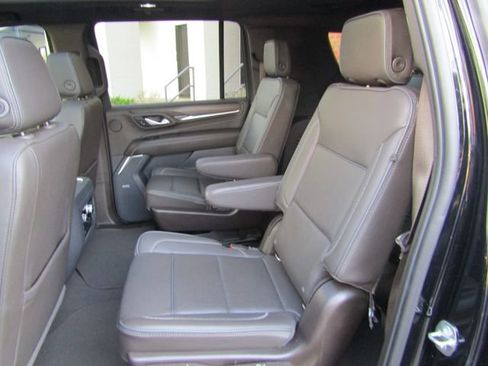 Used 2022 GMC Yukon XL Denali w/ Denali Premium Package image 13