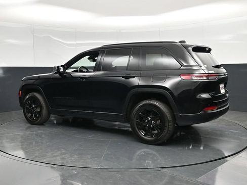 Used 2025 Jeep Grand Cherokee Altitude AWD/4WD image 10