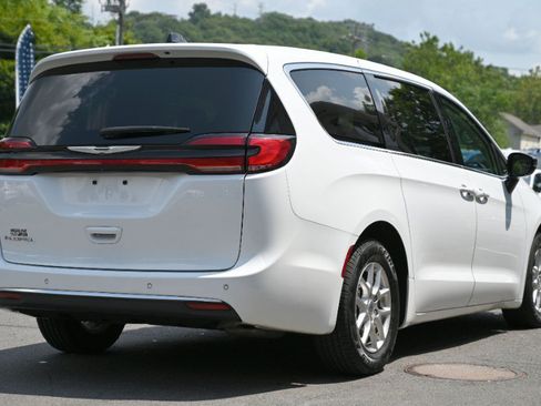 Used 2024 Chrysler Pacifica Touring-L FWD image 5