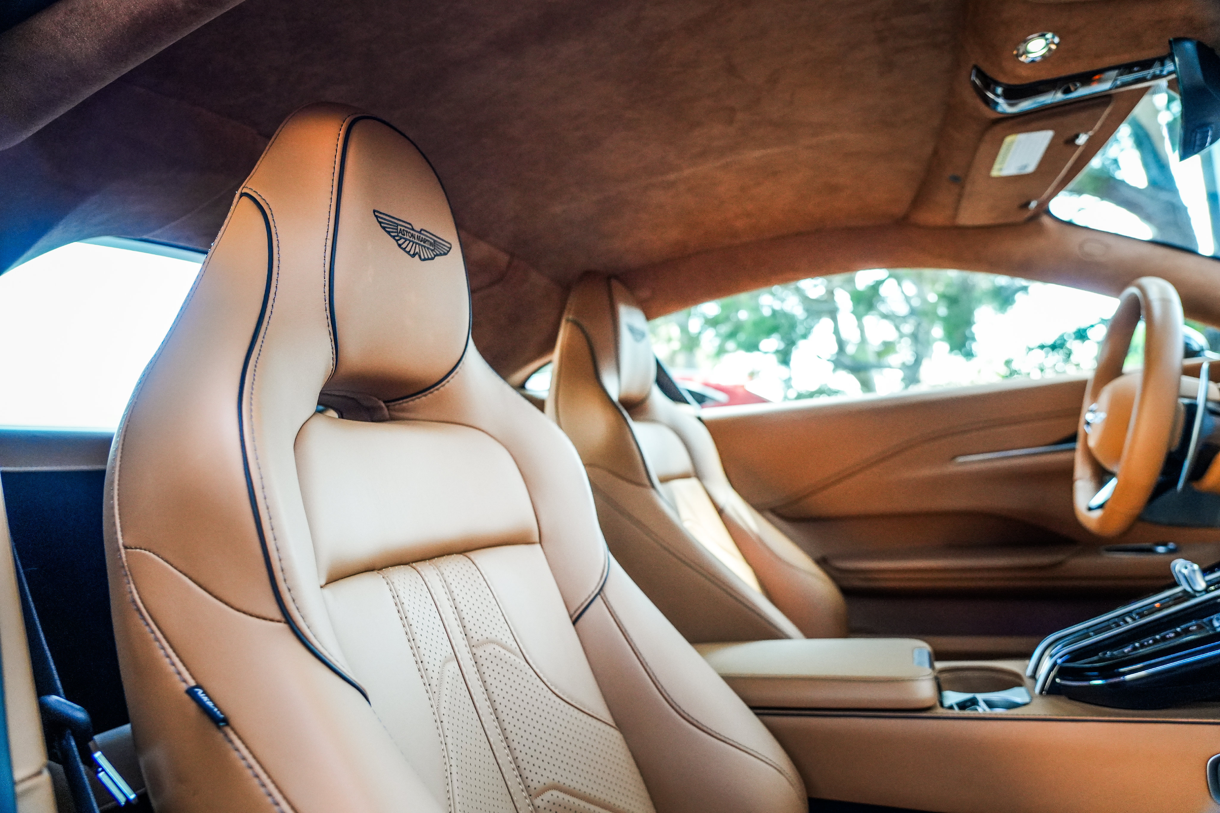 Used 2025 Aston Martin V8 Vantage Coupe RWD image 18