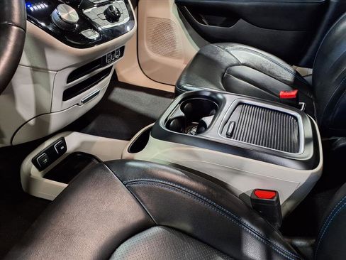 Used 2021 Chrysler Pacifica Touring-L w/ Premium & Safety Sphere Group image 9