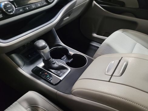 Used 2019 Toyota Highlander Plus AWD/4WD image 26