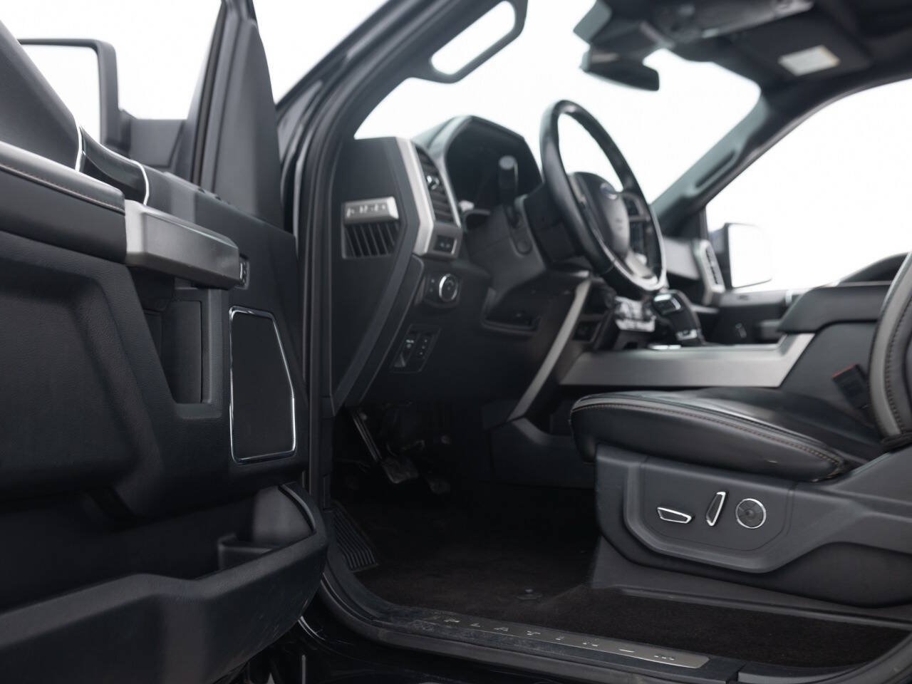 Used 2018 Ford F150 Platinum w/ Equipment Group 701A Luxury AWD/4WD image 31