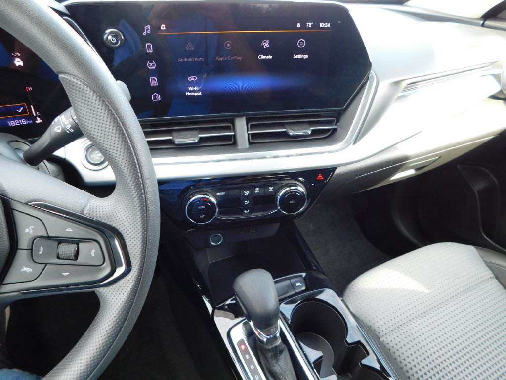 Used 2025 Chevrolet Trax LT FWD image 32