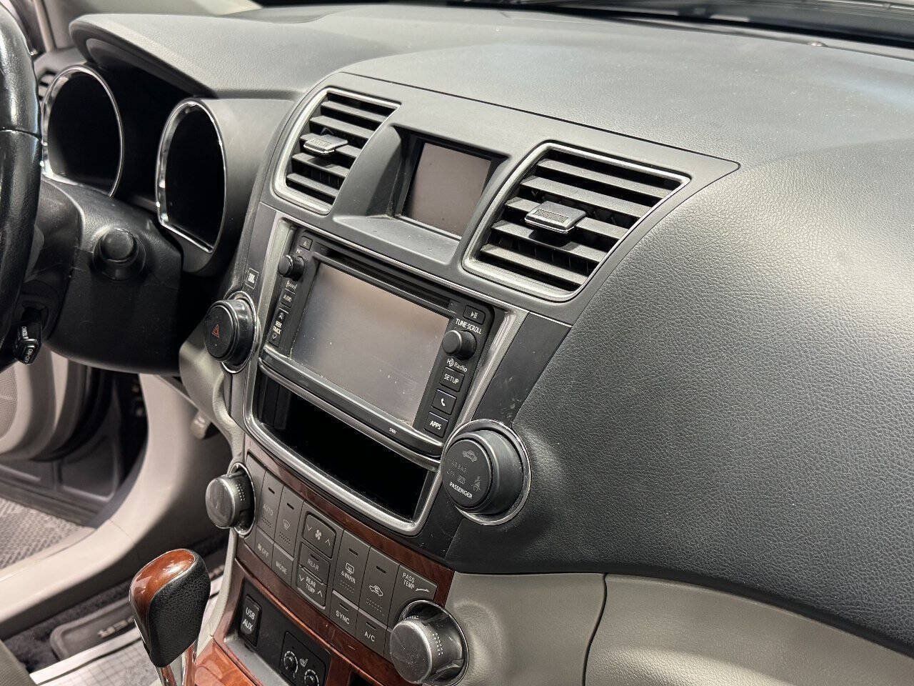 Used 2013 Toyota Highlander Limited AWD/4WD image 17