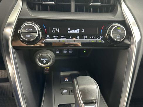 Used 2024 Toyota Venza LE image 21