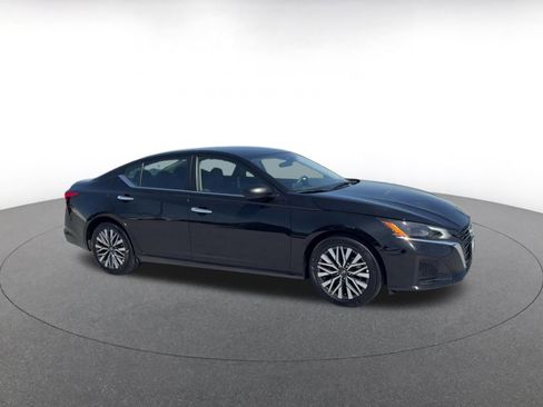 Used 2025 Nissan Altima 2.5 SV FWD image 2