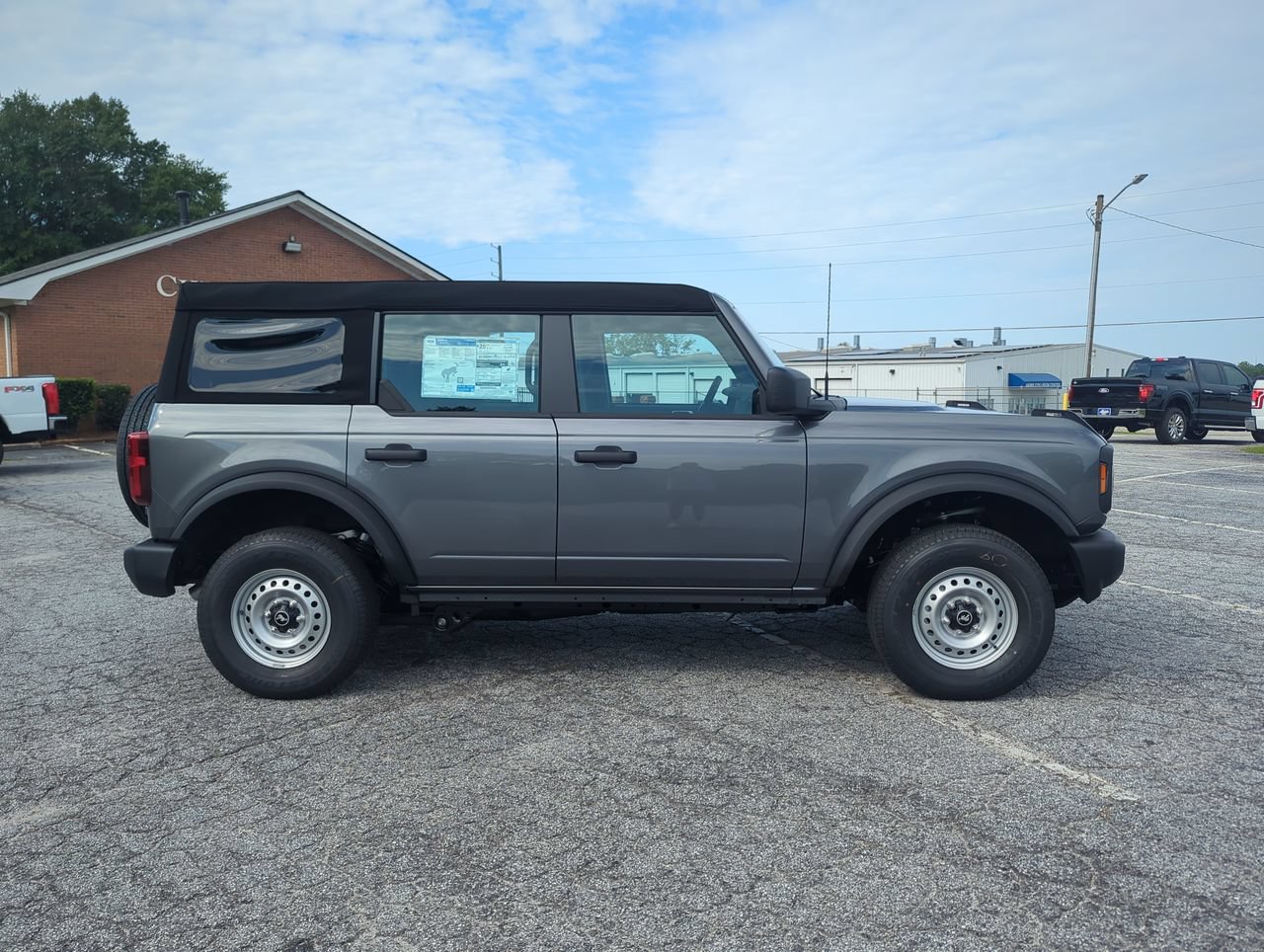 Used 2025 Ford Bronco 4-Door AWD/4WD image 2