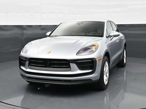 Certified 2025 Porsche Macan AWD/4WD image 27