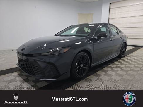 Used 2025 Toyota Camry SE image 1