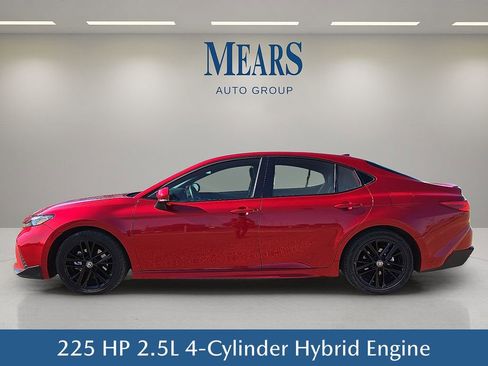 Used 2025 Toyota Camry SE image 3