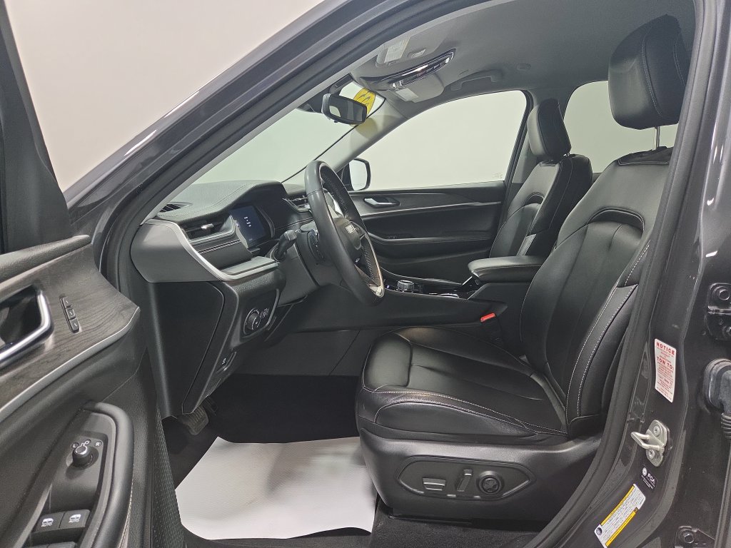 Used 2023 Jeep Grand Cherokee L Limited AWD/4WD image 2