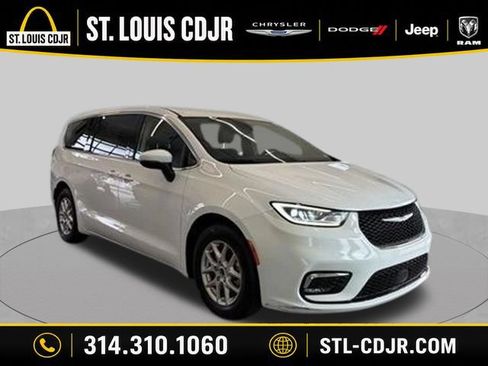 Used 2023 Chrysler Pacifica Touring-L FWD image 1