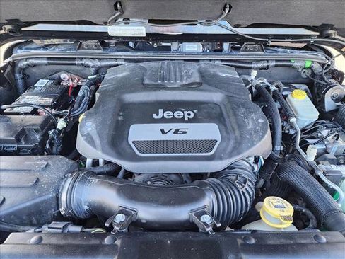 Used 2017 Jeep Wrangler Sahara AWD/4WD image 19