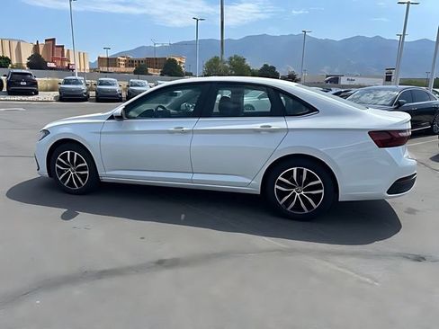 Used 2025 Volkswagen Jetta SE FWD image 6