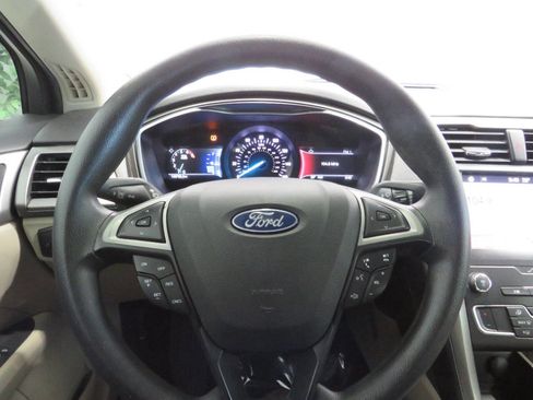 Used 2019 Ford Fusion SE image 16